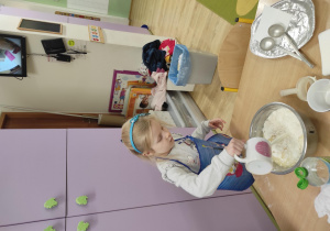 Dzieci przygotowują ciasto