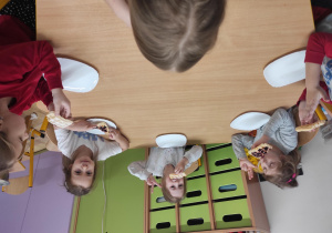 Dzieci jedzą gofry