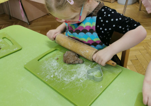 dziecko robi pierniczki