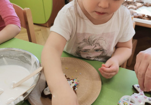 dziecko dekoruje pierniczki