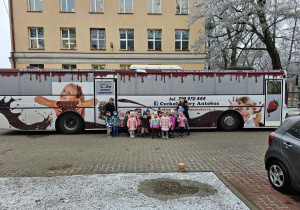 zdjęcie grupowe dzieci na tle czekoladowego autobusu