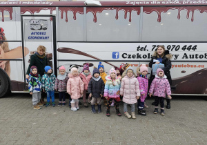 zdjęcie grupowe dzieci na tle czekoladowego autobusu