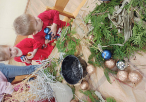 dzieci wykonują wianki świąteczne