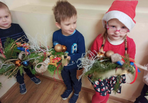 dzieci wykonują wianki świąteczne