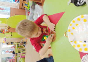 dzieci robią Mikołaja z trójkąta wyciętego z papieru