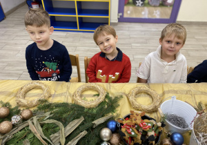 dzieci wykonują stroiki świąteczne
