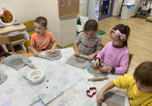 dzieci na warsztatach ceramicznych
