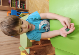 dzieci sprawdzają co przyciągnie magnes