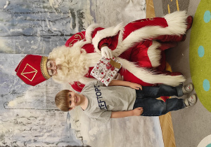 Mikołaj wręcza dziecku prezent