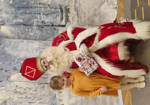 Mikołaj wręcza dziecku prezent