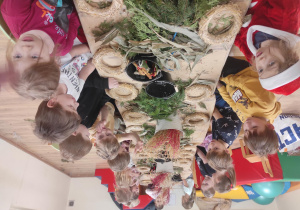 Dzieci przygotowują świąteczne wianki