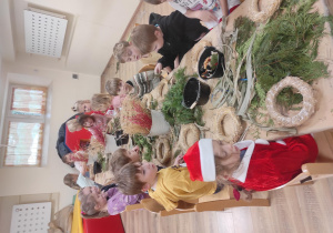 Dzieci przygotowują świąteczne wianki