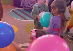 dzieci bawią się na balu