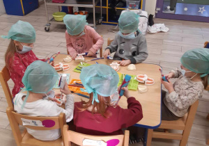 Dzieci biorą udział w warsztatach stomatologicznych.