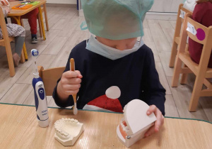 Dzieci biorą udział w warsztatach stomatologicznych.