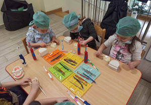 dzieci podczas warsztatów stomatologicznych