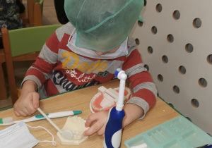 dziecko bawi się w stomatologa