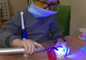 dziecko bawi się w stomatologa