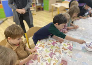 dzieci malują farbami ceramikę
