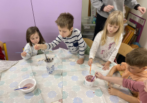 dzieci malują farbami ceramikę