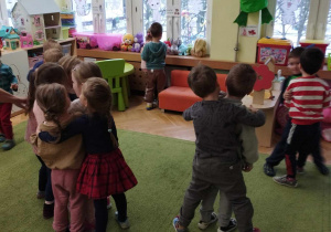 Dzieci biorą udział w zabawie ruchowej.