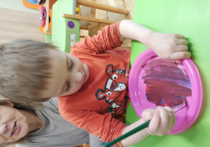 dzieci przeprowadzają eksperyment z farbami