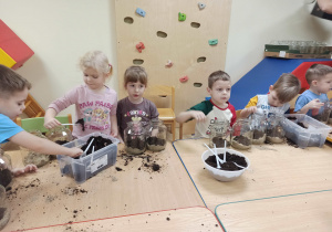 dzieci przygotowują las w słoiku