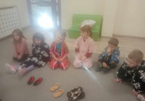 Dzieci oglądają japońskie buty.