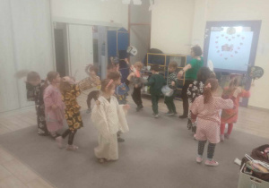 Dzieci w trakcie japońskiego tańca.