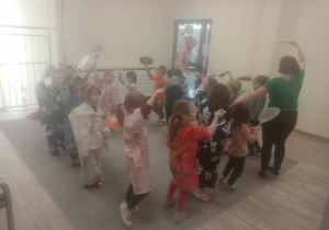 Dzieci w trakcie japońskiego tańca.