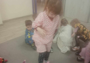 Dziewczynka przymierza japoński bucik.