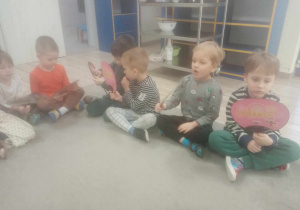 Dzieci oglądają japońskie wachlarze.