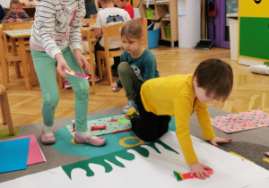 Dzieci podczas warsztatów czytelniczo - plastycznych o wielorybach.