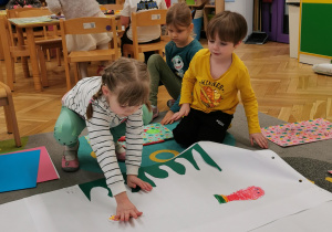 Dzieci podczas warsztatów czytelniczo - plastycznych o wielorybach.