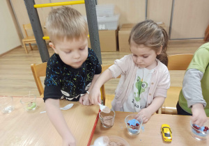Dzieci przygotowują świece żelowe.