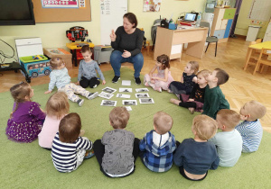Dzieci w trakcie zajęć z psychologiem.