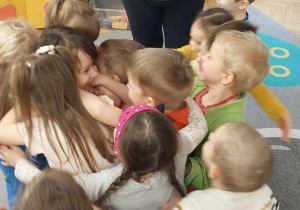 dzieci przytulają Stefcię