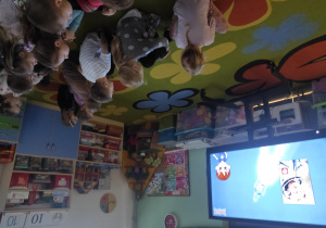 Dzieci oglądają film o kosmosie