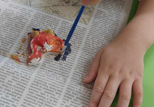 dzieci malują dinozaury