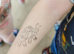 Pieczątka słonia na ręku dziecka