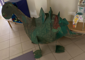 dinozaur z kartonu