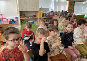 Dzieci podczas oglądania bajki