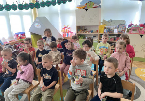 Dzieci podczas oglądania bajki