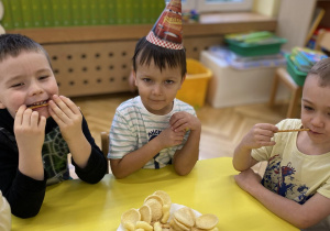 Dzieci podczas urodzin jubilata