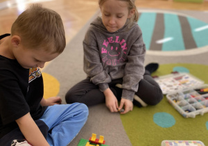Dzieci budują lego na zajęciach