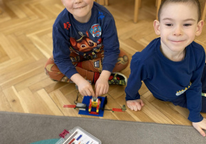 Dzieci budują lego na zajęciach