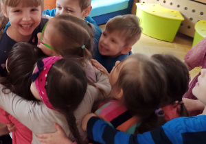 dzieci przytulają Alę