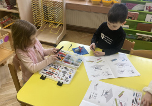Dzieci konstruują budowlę.