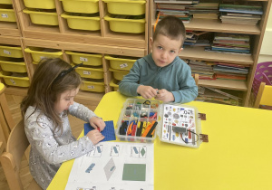 Dzieci konstruują budowlę.