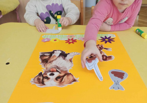 Dzieci zrobiły plakat edukacyjny "posprzątaj po swoim psie".